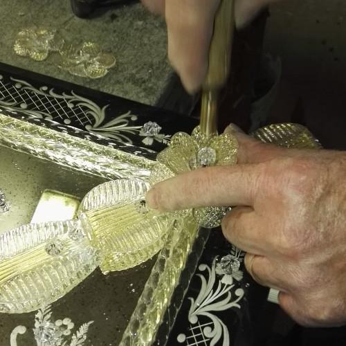 specchio veneziano installazione del vetro di Murano