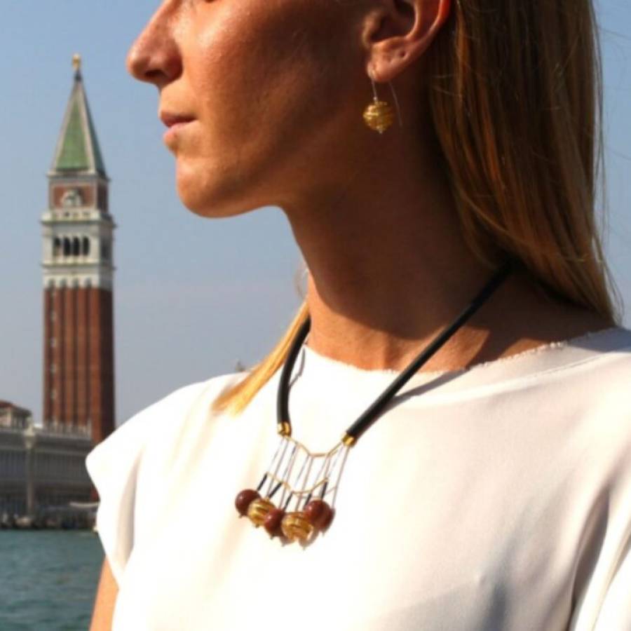 Quanto costano i gioielli in vetro di Murano? Guida ai prezzi e consigli per scegliere il gioiello giusto